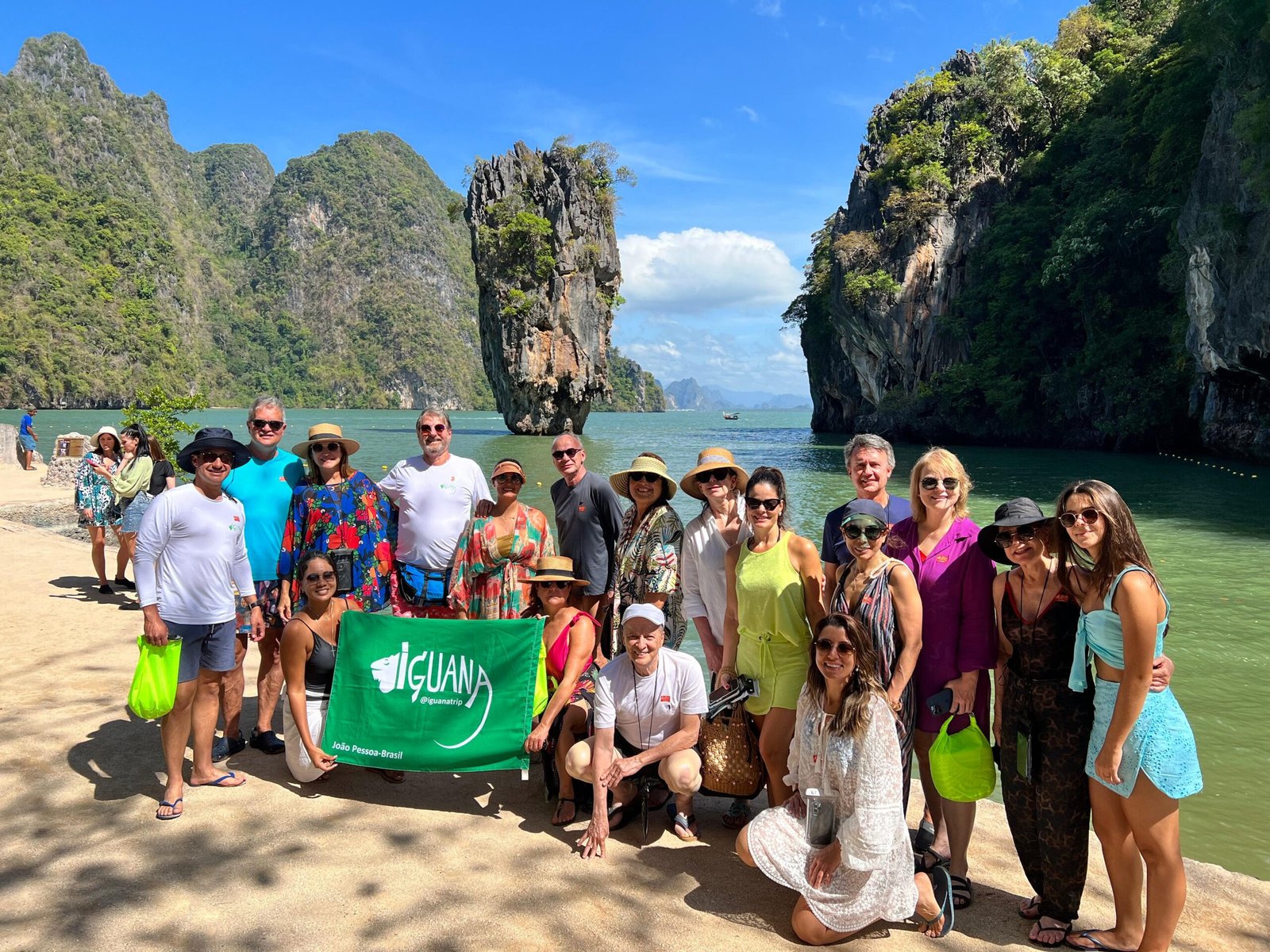 TAILÂNDIA — PHUKET E PHI PHI Começamos nossa aventura na Tailândia, onde o azul do mar encontra ilhas de paisagens cinematográficas. Em Phuket, teremos tempo para desfrutar da atmosfera tropical, da gastronomia e da cultura local. Seguimos para as paradisíacas Ilhas Phi Phi, com hospedagem em um cenário privilegiado e experiências pensadas especialmente para o nosso grupo. 🏝️ Experiências exclusivas • Passeio privativo de barco entre as ilhas • Paradas para banho e contemplação • Praias e enseadas de águas cristalinas • Gastronomia tailandesa • Momentos de relaxamento em meio à natureza VIETNÃ — HANOI E BAÍA DE HA LONG Do paraíso tropical, seguimos para o Vietnã. Hanoi nos apresenta uma combinação fascinante entre tradição, história, mercados, templos, gastronomia e a vida cotidiana vietnamita. E então embarcamos para uma das experiências mais especiais da viagem: Cruzeiro pela Baía de Ha Long Navegaremos entre enormes formações calcárias que emergem do mar, em uma paisagem única e impressionante. A proposta é transformar esse momento em uma experiência especial para o grupo, com barco selecionado, conforto, gastronomia e tempo para contemplar uma das paisagens mais emblemáticas do Vietnã. SINGAPURA — O FUTURO DIANTE DOS NOSSOS OLHOS Para encerrar nossa jornada, chegamos a Singapura. Depois de praias, ilhas, cultura e natureza, encontramos uma cidade que parece ter saído do futuro. Arquitetura impressionante, tecnologia, sustentabilidade, gastronomia e experiências urbanas fazem de Singapura o fechamento perfeito para essa aventura.